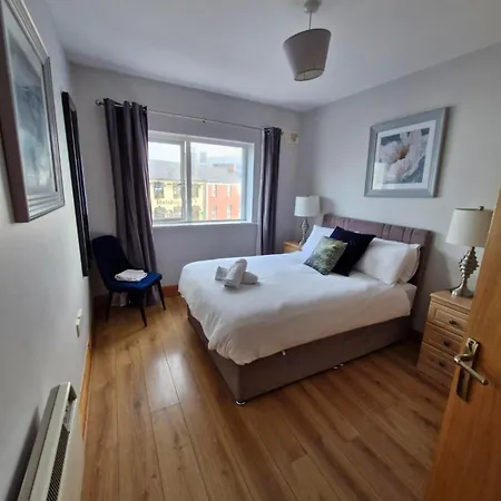 Cosy Beachfront In Salthill * ゴールウェイ